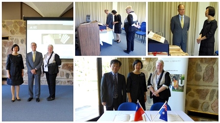 Before the ceremony began, Representative David Lee of Taipei Economic and Cultural Office in Australia, accompanied by Director General Tseng, ANU University Librarian Roxanne Missingham, admire a replica of “The Annotated Poetry of Su Dong po”, a national treasure offered as a gift to the ANU Library.