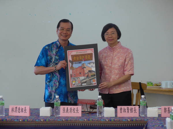 曾淑賢館長贈書給馬來西亞吉隆坡臺灣學校，由張義清校長代表接受