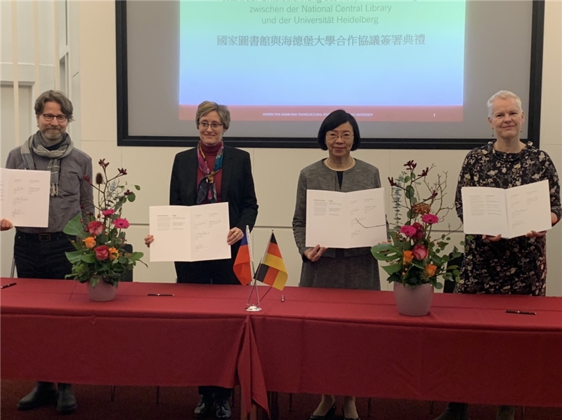 NCL Director General Shu-hsien Tseng and Heidelberg University Vice President Anja Senz holding the signed agreements.
