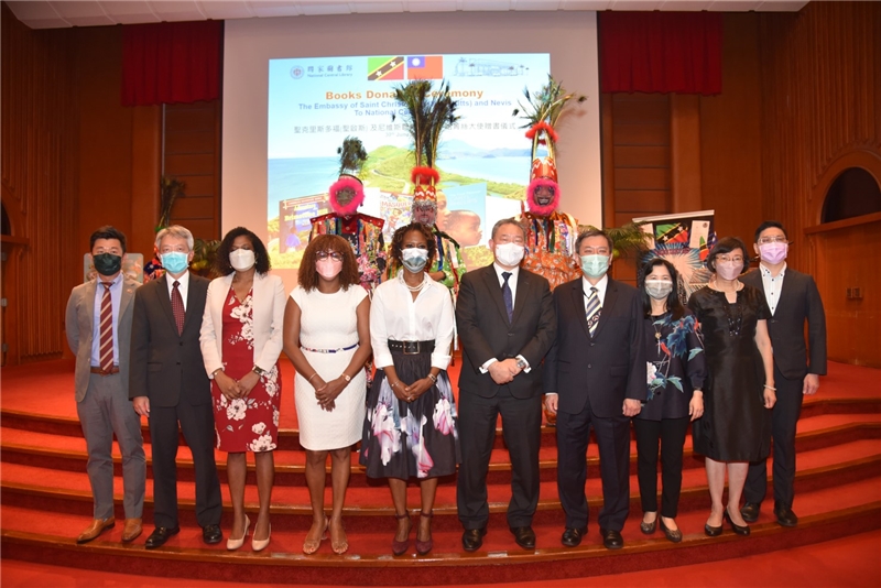 Group photo of Director-General Tseng with the ambassadors
and other dignitaries.