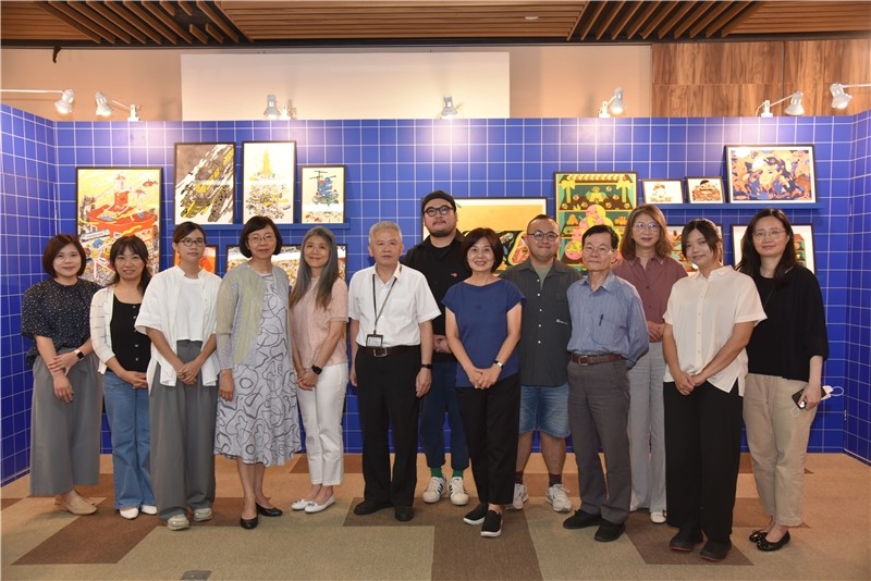 Director-General Tseng of the National Central Library enjoys a souvenir photo with esteemed guests at the exhibition Visual Fanzine—The overlapping image landscape of Taiwanese creators