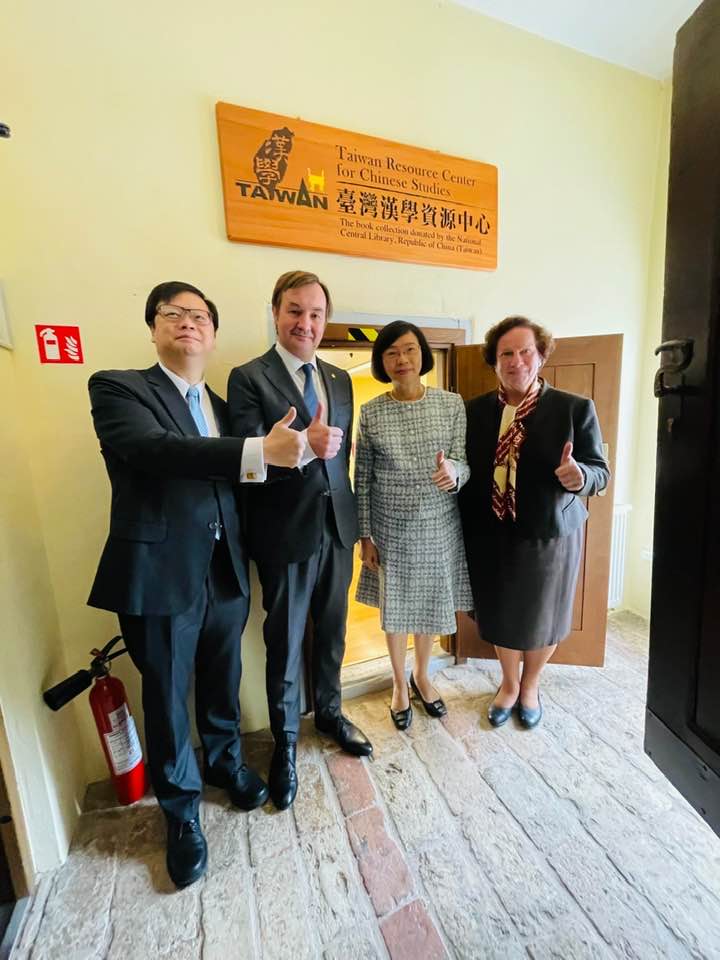 From right to left  Representative Huang  President Petrauskas  Director General Tseng  and Librarian Krivienė after the unveiling