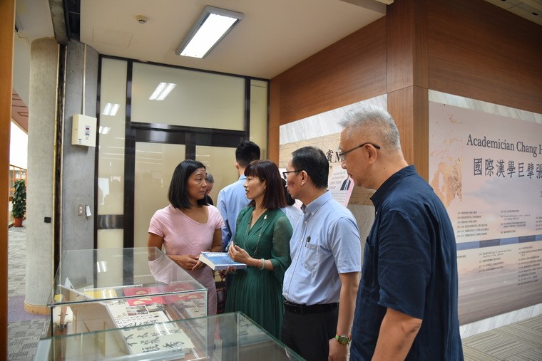 Special guests browsing the research manuscripts and notes of Academician Chang Hao