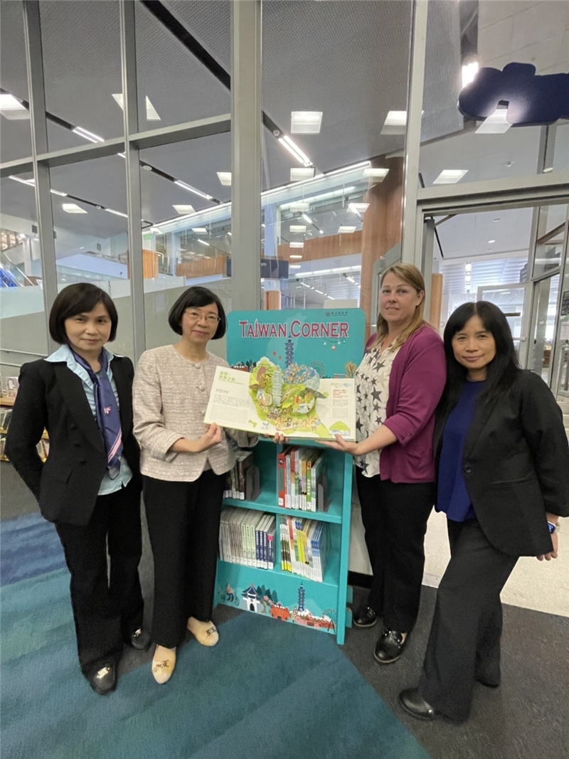 From left Huiyi Zhou, Director of Education Division from
Taipei Economic and Cultural Office (TECO) in San Francisco,
Director-General Shu- hsien Tseng, Ms. Sharon Fung, and
Meihui Xiao, team leader of Education Division from TECO.