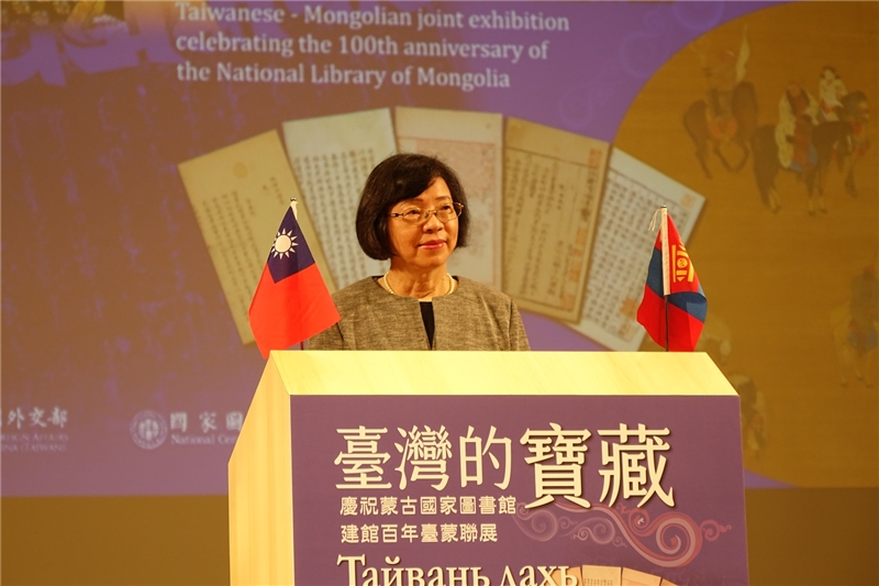 National Central Library Director-General Shu-hsien Tseng giving her remarks