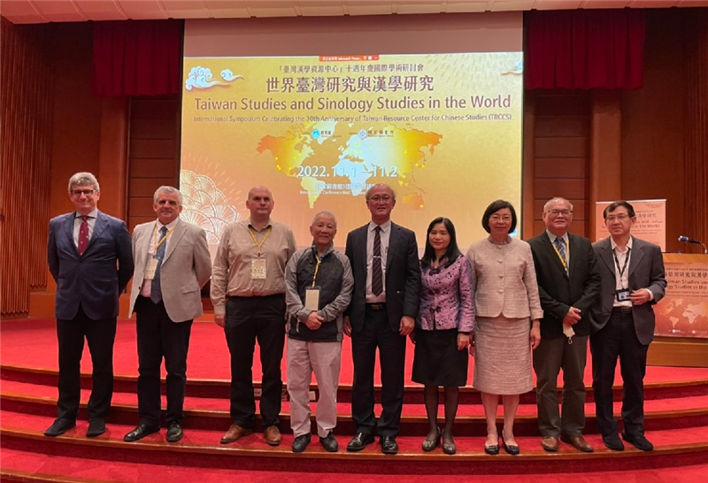 Director-General Shu-Hsien Tseng in a group photo with the distinguished guests and lecturers at the opening ceremony.