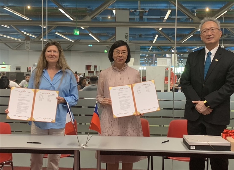 The National Central Library and Bibliothèque publique d'information du Centre Pompidou showing the signed agreement, with Representative Wu looking on.