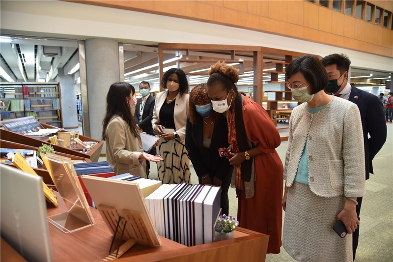  Ambassadors visit NCL the displays of books and materials from the five ally nations.