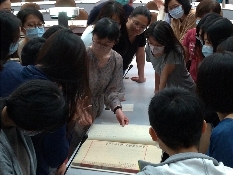 莊惠茹老師以國圖特藏之複製書講解古籍善本知識