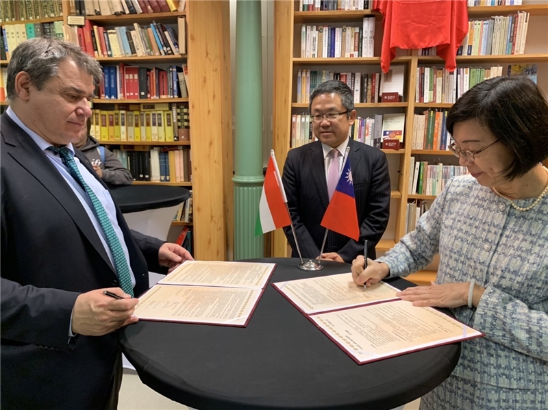 Representative Liu witnessing Director-General Tseng and Vice President Hamar sign the two agreements.