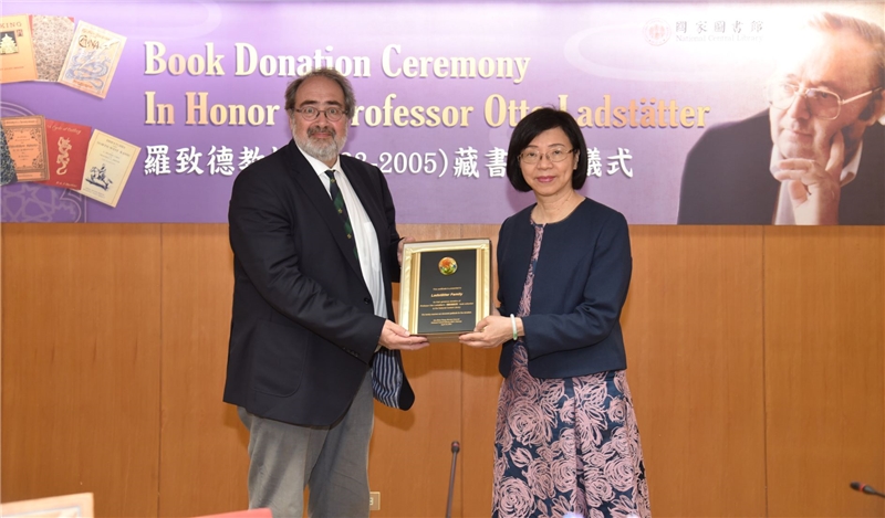 Director-General Tseng presented a commemorative plaque in gratitude, which was received by Professor Markus Ladstätter in his capacity as representative of the family.

 