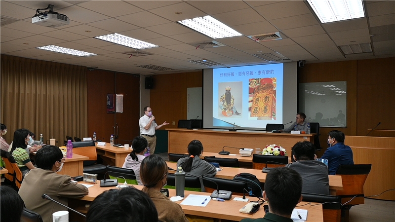 中山大學中文系莫加南助理教授代表「跨文化漢學之島」標竿計畫向康豹研究員致意