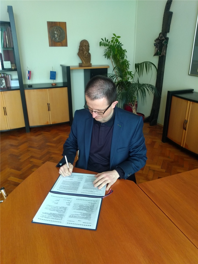  Faculty of Art Dean Prof. Marián Zouhar signs the agreement of the TRCCS.