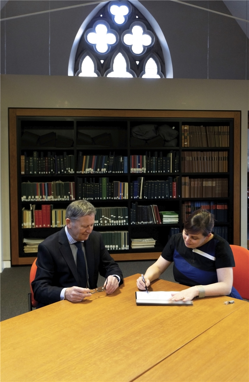 St. AU Director of Libraries and Museums Dr. Catherine Eagleton signs the agreement (Source St. AU).