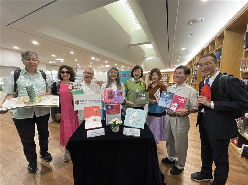 Director-General Tseng and Ms Seon as well as members of the Taipei Book Fair Foundation 2023 Korean Delegation posing for a photo at the Taiwan Corner