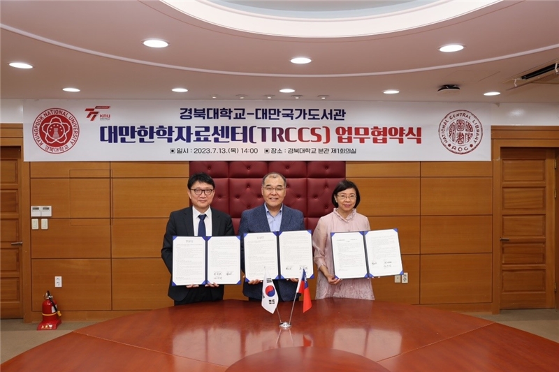 Director-General Tseng (right), Kyungpook National University President Hong Won-hwa (middle)y, and Librarian Chŏng U-rak (left) holding the signed agreement