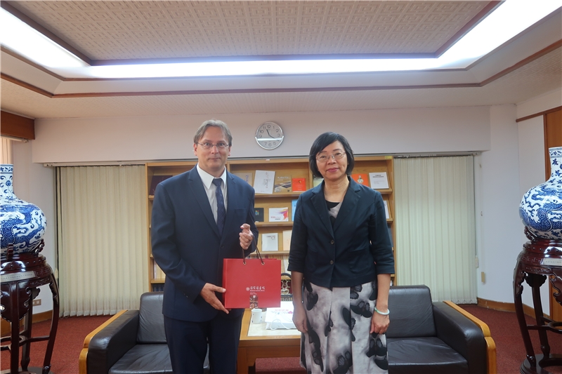 2019.8.16
The Slovak Economic and Cultural Office Taipei representative, Mr. Martin Podstavek (left) visited Director-General Tseng (right)