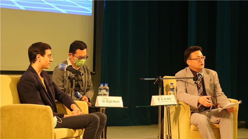 國防醫學大學的魏榮貴教授(右一)與作家彼強·莫伊尼進行交流對談