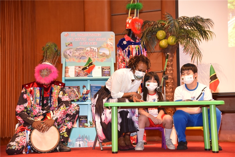哈菁絲大使與小朋友共同完成朗讀表演