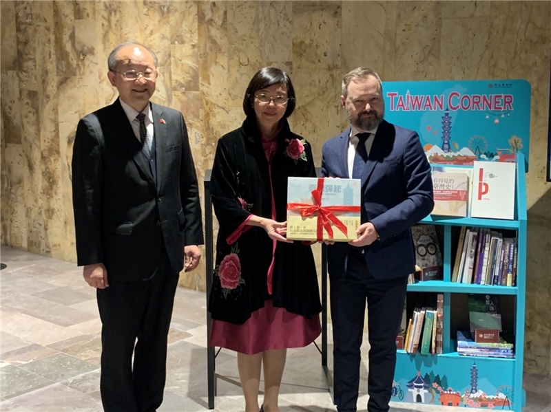 The Taiwan Corner book donation, which coincided with the opening ceremony; Director-General Tseng presented a bundle of books published in Taiwan to NLP on behalf of NCL