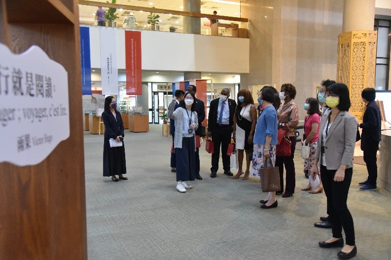 大使們與貴賓參觀「走進國圖‧品閱法國」展覽