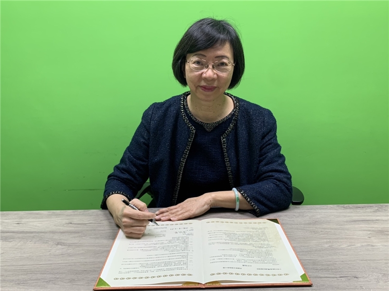國家圖書館曾淑賢館長簽署設立於英國聖安德魯斯大學之「臺灣漢學資源中心」合作協議。