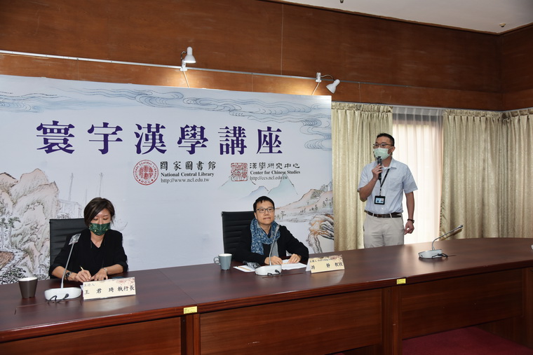 左起：王君琦執行長、游靜教授、葉毅均博士
