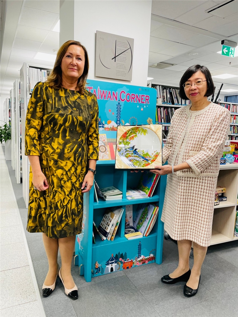 Director General Andresoo accepting the gift of a Taiwan Corner bookshelf.