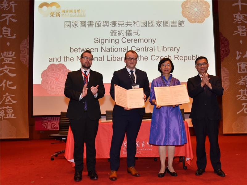 NATIONAL CENTRAL LIBRARY SIGNS THE AGREEMENT WITH THE NATIONAL LIBRARY OF THE CZECH REPUBLIC.