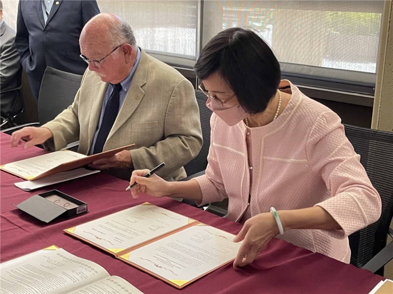 NCL Director-General Shu-hsien Tseng and Stanford Associate University Librarian Roberto Trujillo sign the cooperation agreements