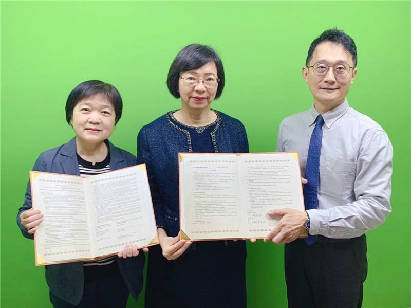  NCL Director-General Shu-hsien Tseng (center), Director Shu-Fen Hung (1st left) and Dr. Leo Lin hold the agreement.