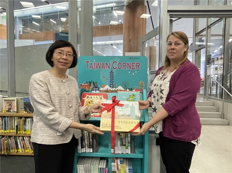 Director-General Shu-hsien Tseng of the National Central
Library donates books to San José Public Library and Ms.
Sharon Fung, Senior Librarian of the Technical Services and
Collection Development receives the gift books.