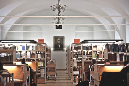 維爾紐斯大學的中央圖書館2樓Philosophy Reading Room哲學閱覽室：典藏並提供查閱各種語文的哲學相關書籍