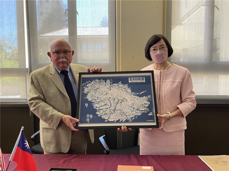 Stanford University gifted NCL a bird's-eye-view old map of Taiwan