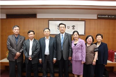 2009.10.15,A four-person group from the Institute of Sino-Nom Studies, Vietnam Academy of Social Sciences visits the NCL.