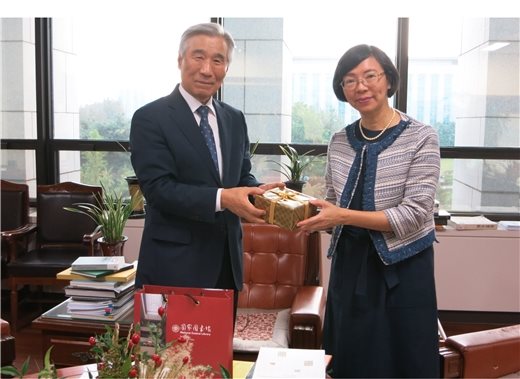國圖曾館長參訪韓國國會圖書館