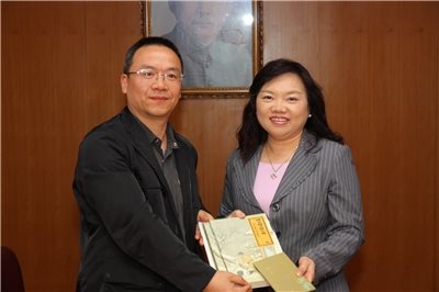 2011年4月1日 中國大陸浙江省台州圖書館界專業人士一行來館參訪