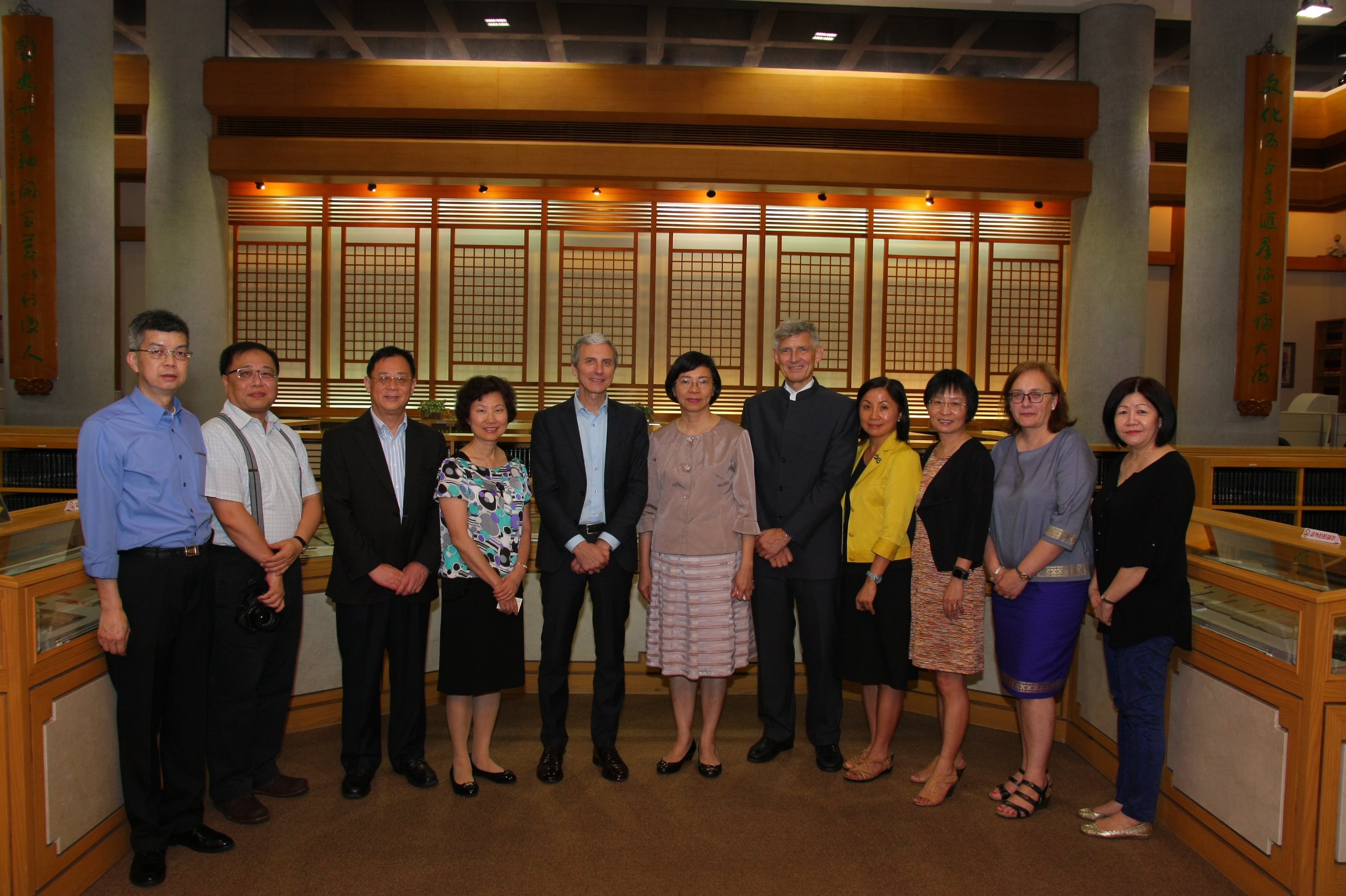 2015.06.04 The president of JULAC (Joint University Librarians Advisory Committee), Mr. Peter Sidorko, together with nine other librarians from the different universities in Hong Kong, came to visit the NCL