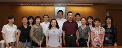 2010.07.30: A nine-member group from mainland China, including Director Fang Shu (back row, left 2) of the National Science Library, Chinese Academy of Sciences, and Deputy Director Zhong Yongheng (back row, right 2) visited the NCL, led by China National Chemical Information Center Deputy Director Jiē Yu-bin (back row, middle). The group was in Taiwan to attend the Cross-strait Mainland Book Exhibition.