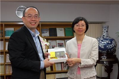 2011.05.04 Chinese Studies Librarian at University of Washington Michael Meng visited NCL.