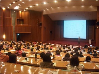 龍年首場演講推廣中文之美，龍的傳人座無虛席