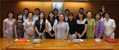 2010.07.22: A 10-member delegation of mainland university law school library professionals visits the NCL . The group was led by Chen Zhihong (left 5), head of the School of Law Library at Peking University and was received by NCL Deputy Director-general Wu Ying-mei (left 6). The two sides exchanged views on government information and legal document archives and services.