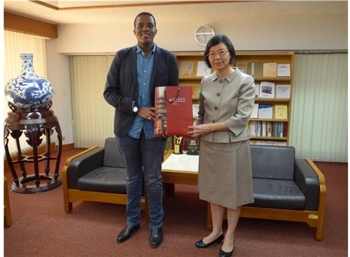 史瓦濟蘭王國班柯希王子殿下(His Royal Highness Prince Buhlebenkhosi Dlamini)一行3人來館參訪