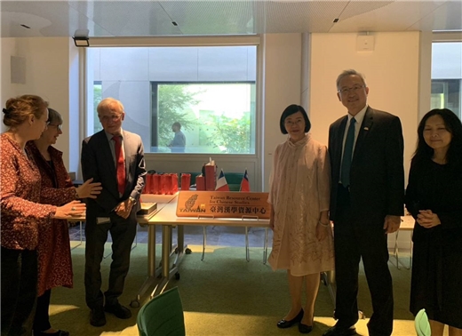 以文會友 國圖曾淑賢館長率團前往法國法蘭西學院  為臺灣漢學資源中心正式啟用揭牌 促進雙邊合作更上層樓