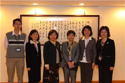 2010.12.21  Ms. Kuniko Nakamura of the library division at Japan's Toyo Bunko visited NCL