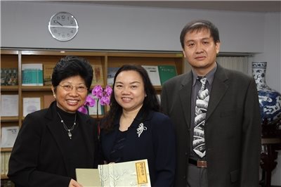2010.10.20.  Dr. Nora Yeh of the American Folklife Center at the Library of Congress visited the NCL, accompanied by Prof. Huang Chun-jen (right) of the Graduate Institute of Ethnomusicology at NTNU.