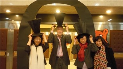 繪本大師同時展現繪圖與說故事才華，風靡全場400位觀眾