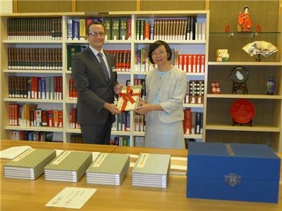 Director General Tseng visits the National Library of Australia and donates books