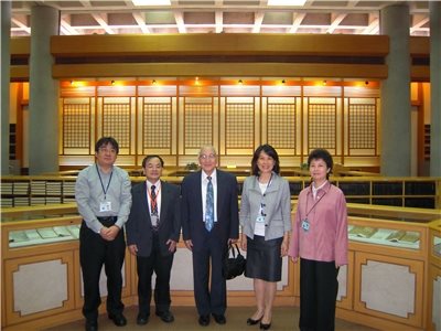 2010.11.11  Former director of the Asian Division at the U.S. Library of Congress Dr. Hwa-Wei Lee (center) visited NCL