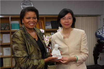 2011年4月22日 本屆國際圖書館協會聯盟會長Ms. Ellen Tise來訪